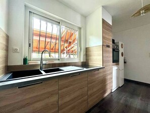 Microondas, horno, placa de cocina