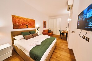 1 chambre, bureau, fer et planche à repasser, lit parapluie