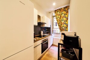 Kylskåp, mikrovågsugn, ugn och spishäll