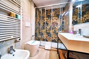 Regadera, secadora de cabello, bidet, toallas 
