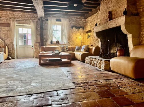 Spacious 5-bedroom house in lovely Saint-André-et-Appelles with heated pool.