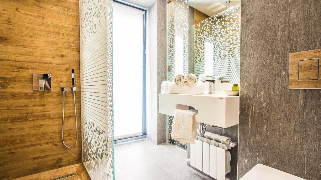 Deluxe Room, City View | Bathroom