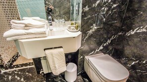 Habitación Deluxe doble | Baño | Ducha, secador de pelo, toallas y jabón