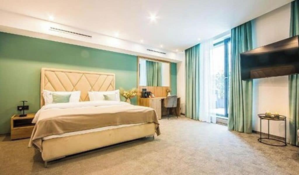 高级双人房 | 迷你吧、办公桌、笔记本电脑工作区、隔音