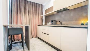 Deluxe Apartment | Private kitchen | Mini-fridge, cookware/dishes/utensils