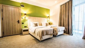 Minibar, desk, laptop workspace, soundproofing - Central Carol ApartHotel 1 (Bucharest)
