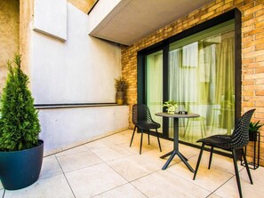 Deluxe Twin Room | Terrace/patio - Central Carol ApartHotel 1 (Bucharest)