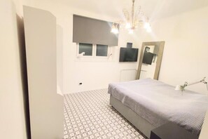 1 habitación, tabla de planchar con plancha, wifi y ropa de cama