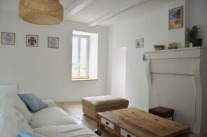 Fernseher, Bücher, Stereoanlage