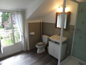 Douche, séchoir à cheveux, serviettes fournies, savon