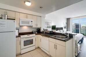 Private kitchen - Bay & City Views | Balconies | 2 King Beds (Miami)
