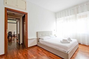 1 Schlafzimmer, Schreibtisch, Bügeleisen/Bügelbrett, Reisekinderbett