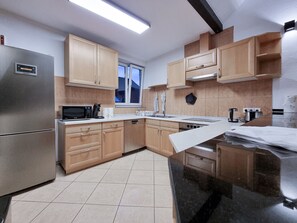 Kjøleskap, mikrobølgeovn, ovn og kokeplater