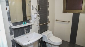Badewanne und Dusche (separat), Handtücher, Seife, Shampoo