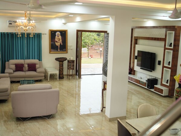Living area - Spacious 5-bedroom villa with WiFi, AC in lovely Dhokshet (Dhokshet)