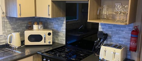 Cabin | Private kitchen | Fridge, microwave, oven, stovetop