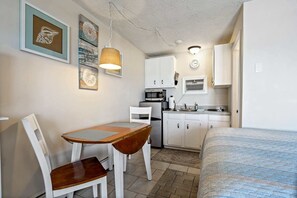 Suite estudio, 1 cama Queen size y sofá cama, cocina, vista al océano (Beachfront Bliss) | Interior