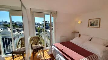 3 bedrooms, iron/ironing board, bed sheets