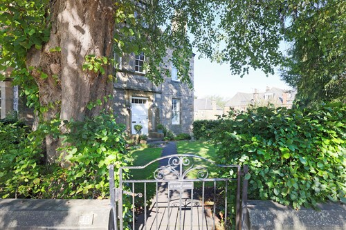 Delightful 3-bed Flat with Parking 