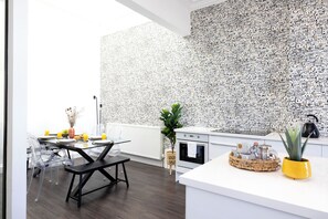 Private kitchen - Delightful 3-bed Flat with Parking  (Edinburgh)