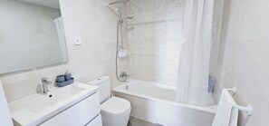 ヘアドライヤー、タオル、石鹸、トイレットペーパー