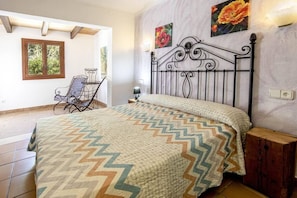 2 bedrooms, iron/ironing board, WiFi