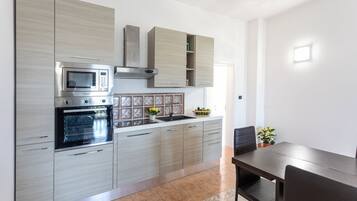 Frigorifero, microonde, forno, piano cottura