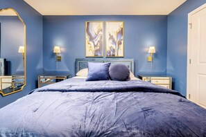 4 bedrooms, desk, iron/ironing board, free WiFi - Breathtaking 4Bd Townhome, 13 Mins from Airport, 30 Mins from World Cup Stadium! (Union City)