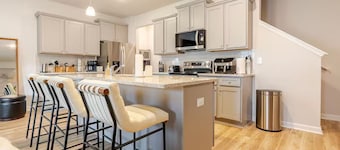 Breathtaking 4Bd Townhome, 12 Mins from Airport, 25 Mins from World Cup Stadium!