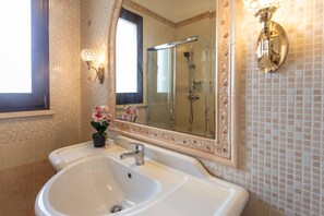 Shower, hair dryer, bidet, towels - Apart Hotel Mirella camera 4 - Salento Reserva... (Racale)