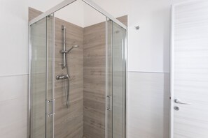 Ducha, secador de pelo, bidé y toallas