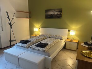 1 室のベッドルーム、アイロン / アイロン台、WiFi (無料)、ベッドシーツ