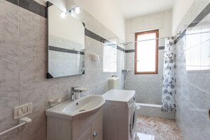 Dusj, hårføner, bidé og håndklær