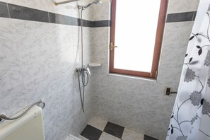 Dusche, Haartrockner, Bidet, Handtücher