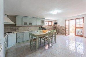 Fridge, oven, stovetop, coffee/tea maker