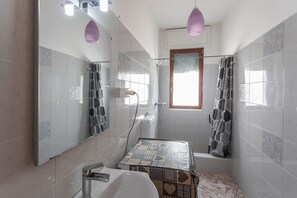 Dusche, Haartrockner, Bidet, Handtücher