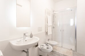 Dusche, Haartrockner, Bidet, Handtücher