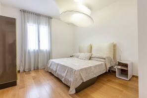 4 多间卧室、旅行婴儿床、免费 WiFi、床单