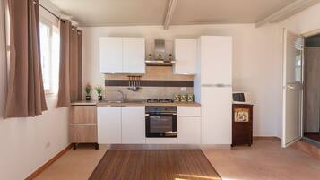 Frigorifero, forno, piano cottura, macchina per tè/caffè