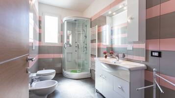 Doccia, asciugacapelli, bidet, asciugamani