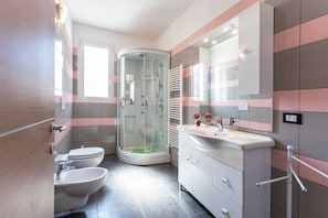 Dusche, Haartrockner, Bidet, Handtücher