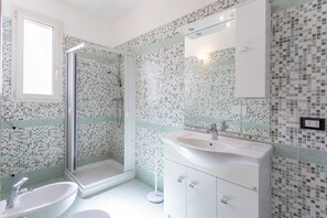 Shower, hair dryer, bidet, towels - Villa Aura - Salento Reservation (Racale)