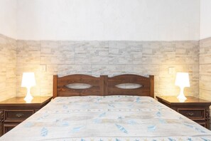 5 bedrooms, free WiFi, bed sheets