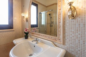 Dusche, Bidet, Handtücher