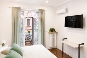2 habitaciones, tabla de planchar con plancha, cuna de viaje y wifi 