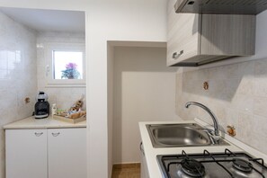 Fridge, oven, stovetop, coffee/tea maker