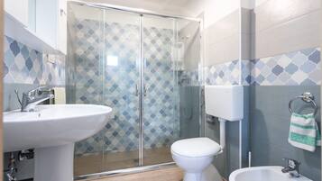 Doccia, asciugacapelli, bidet, asciugamani