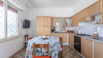 Frigorifero, forno, piano cottura, lavastoviglie
