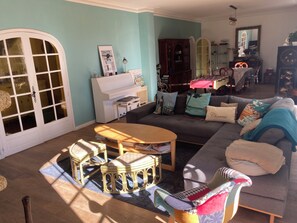 DVD player, foosball, table tennis, books - Charming country house in wooded grounds. A country feel in the city! (Marseille)