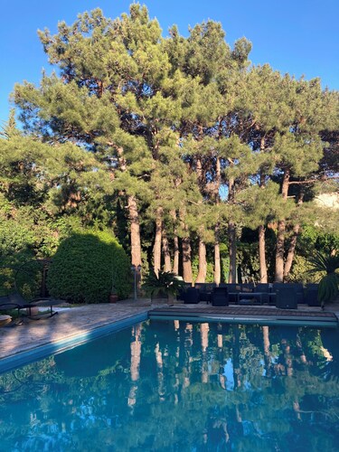 Charming country house in wooded grounds. A country feel in the city!